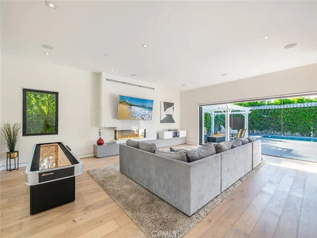 619 S Orange, Los Angeles, California 90036