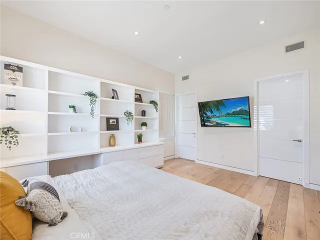 619 S Orange, Los Angeles, California 90036