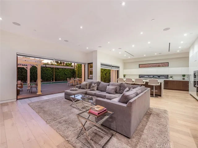 619 S Orange, Los Angeles, California 90036