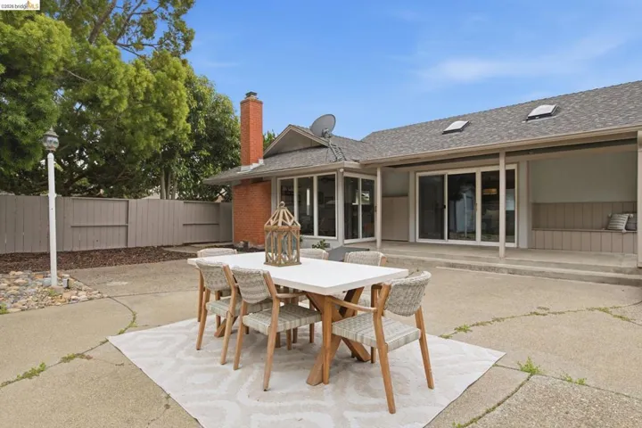 8170 Surrey Ln, Oakland, California 94605