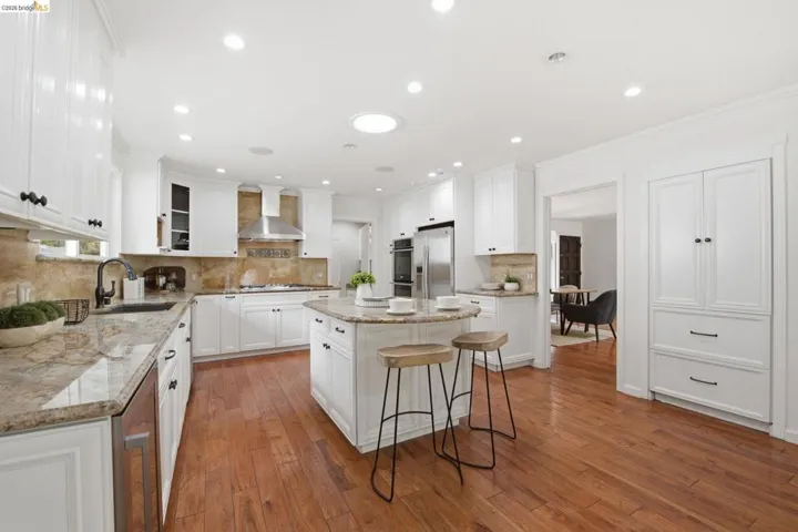 8170 Surrey Ln, Oakland, California 94605