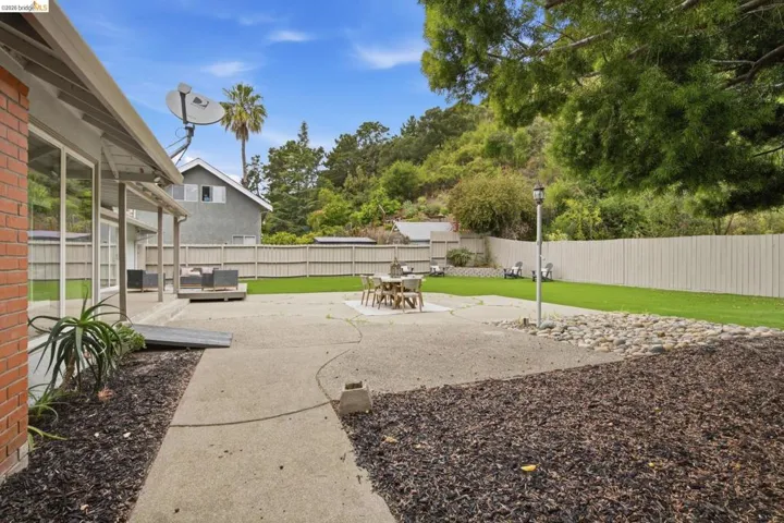 8170 Surrey Ln, Oakland, California 94605