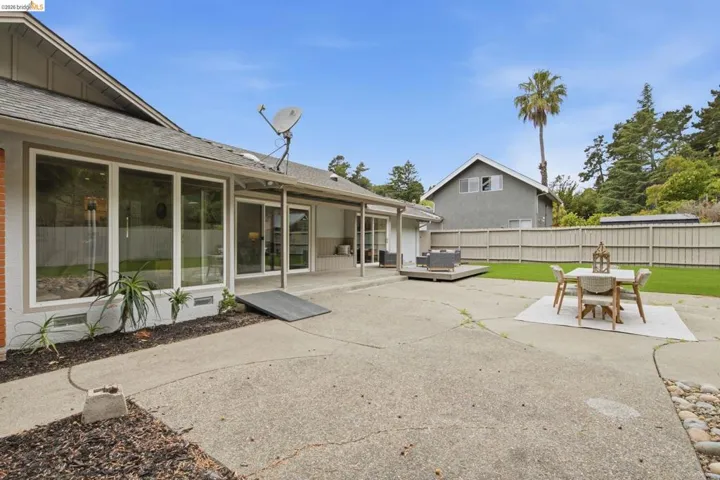 8170 Surrey Ln, Oakland, California 94605