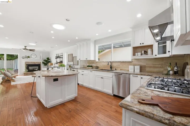 8170 Surrey Ln, Oakland, California 94605
