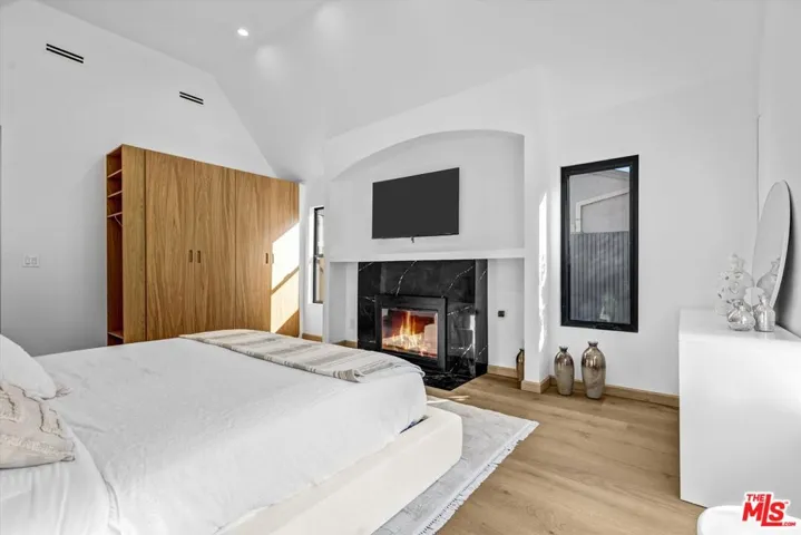 11404 Biona Drive, Los Angeles, California 90066