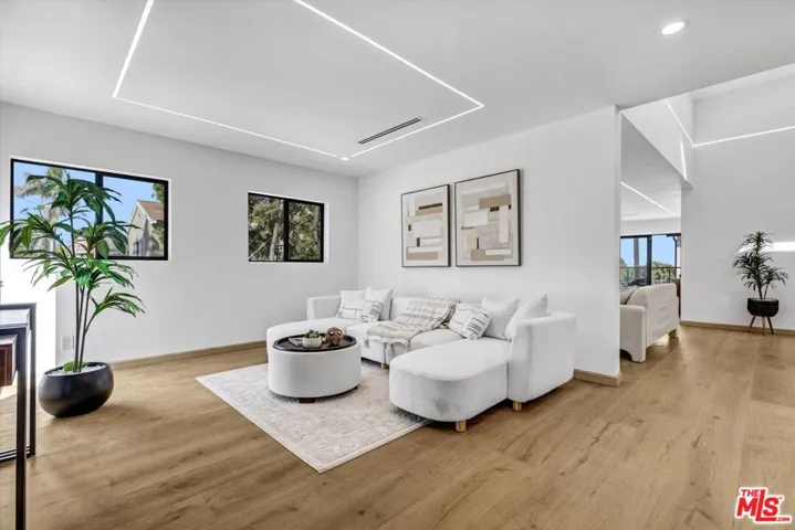 11404 Biona Drive, Los Angeles, California 90066