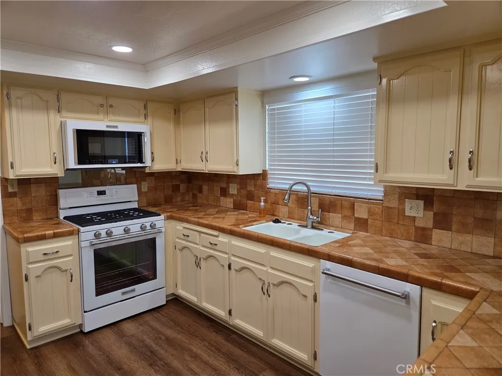 Large kitchen with nearby half bath and separte washroom