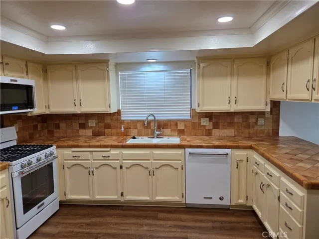 Large kitchen with recessed lighting