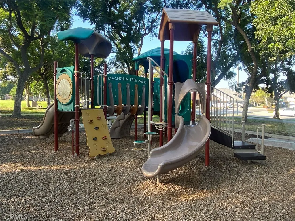 Walk to Magnolia Tree Park