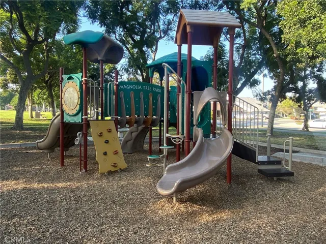 Walk to Magnolia Tree Park