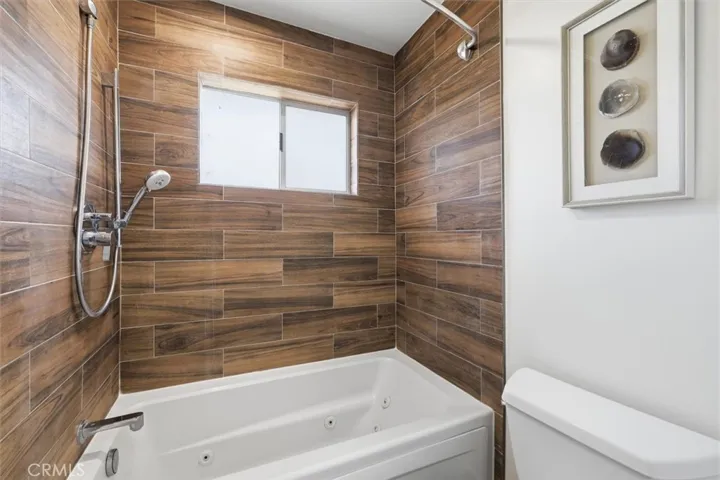 Primary Bathroom with Shower/Tub