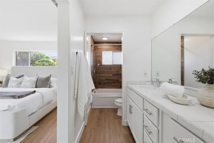 Primary Bathroom with Shower/Tub