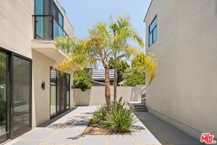 728 Indiana Avenue, Venice, California 90291