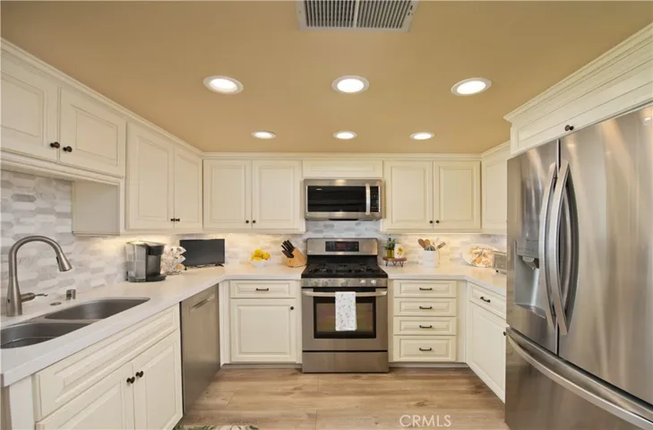 25023 Everett, Newhall, California 91321