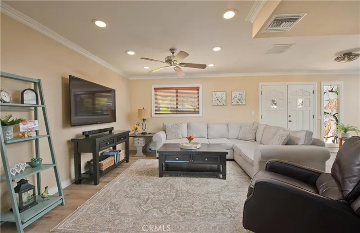 25023 Everett, Newhall, California 91321