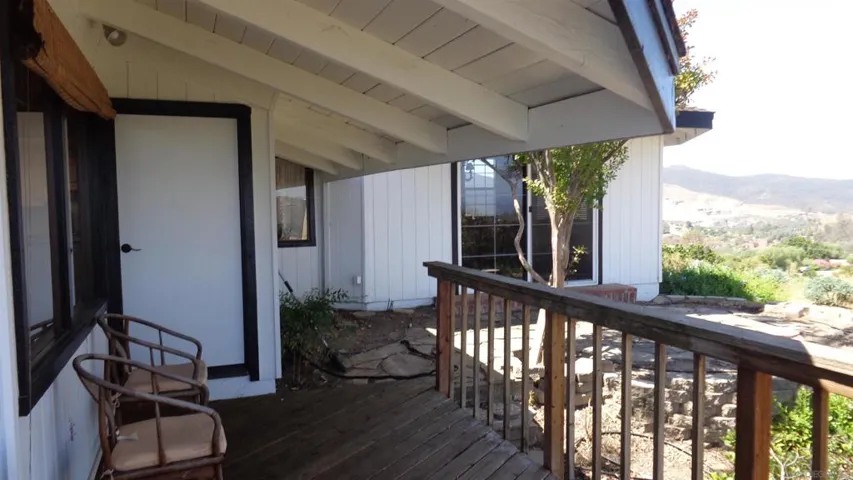 3730 Silverleaf Ln., Vista, California 92084