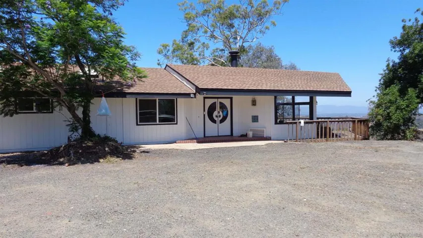 3730 Silverleaf Ln., Vista, California 92084
