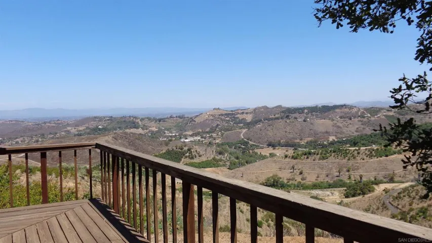 3730 Silverleaf Ln., Vista, California 92084