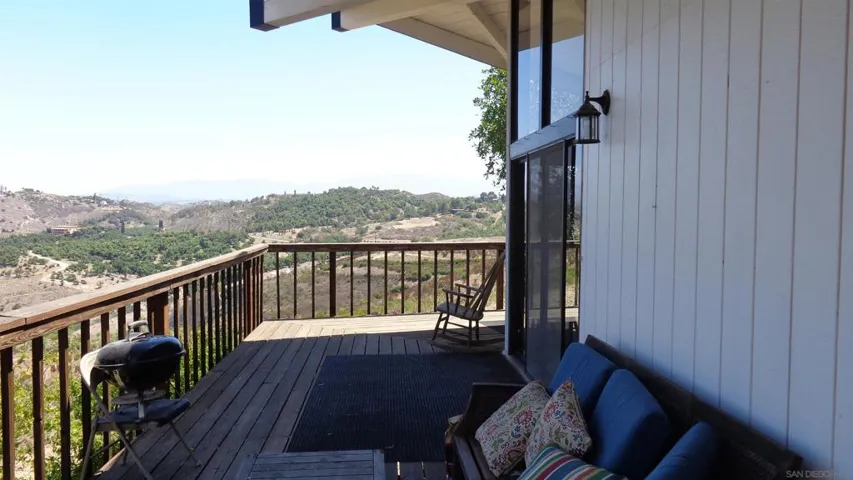 3730 Silverleaf Ln., Vista, California 92084