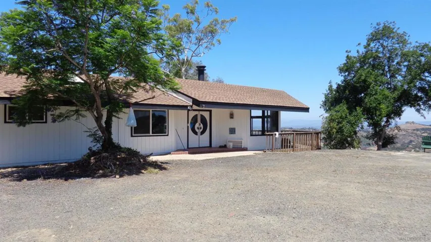 3730 Silverleaf Ln., Vista, California 92084