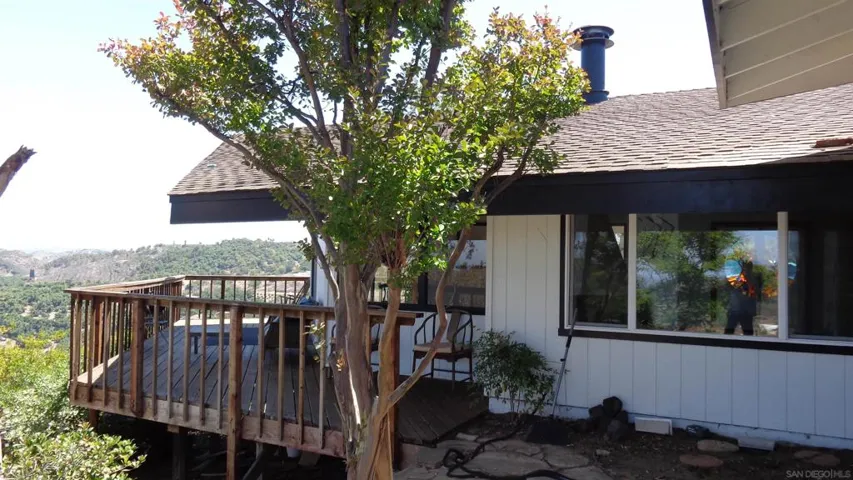 3730 Silverleaf Ln., Vista, California 92084