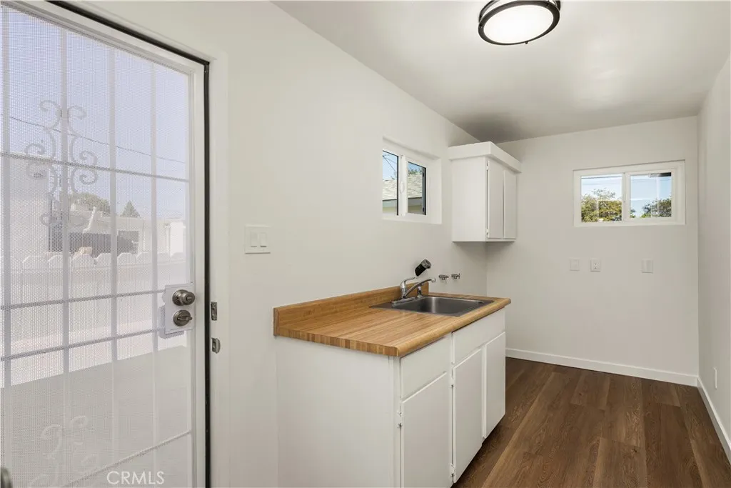 LAUNDRY ROOM WITH SINK AND STORAGE CABINETS