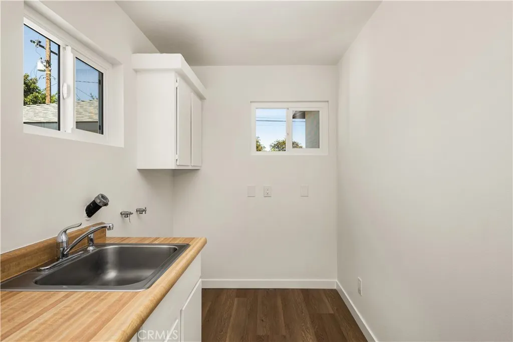 LAUNDRY ROOM WITH STORGE CABINETS