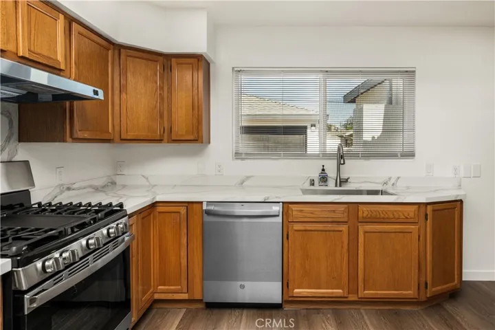 KITCHEN WITH MATCHING STAINLESS STEEL APPLIANCES