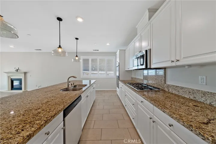Granite Countertops & Storage