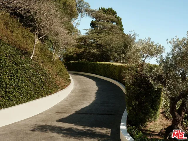 851 Strada Vecchia Road, Los Angeles, California 90077