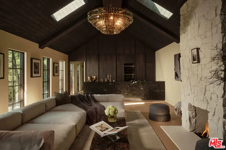 851 Strada Vecchia Road, Los Angeles, California 90077