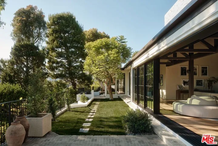 851 Strada Vecchia Road, Los Angeles, California 90077