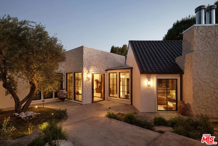 851 Strada Vecchia Road, Los Angeles, California 90077