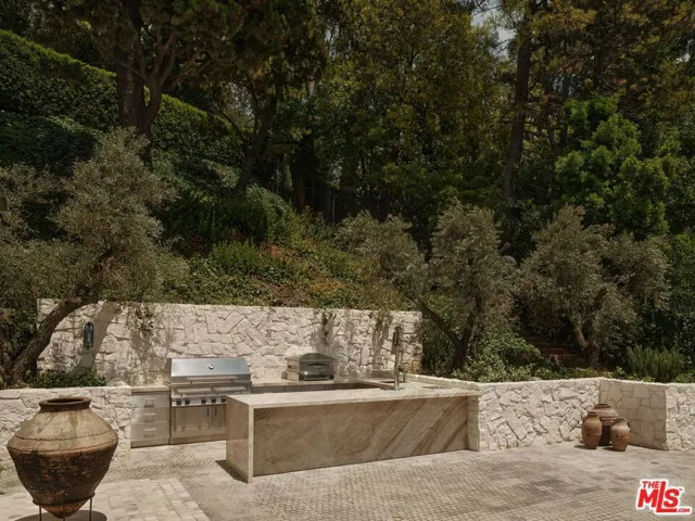 851 Strada Vecchia Road, Los Angeles, California 90077