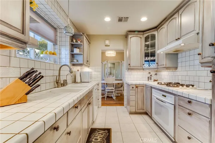 1911 N Fairview Street, Burbank, California 91505