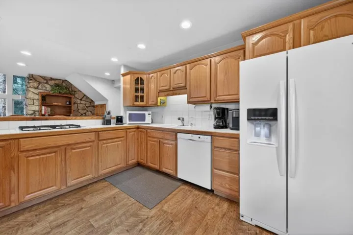 458 Peninsula Drive, Westwood, California 96137