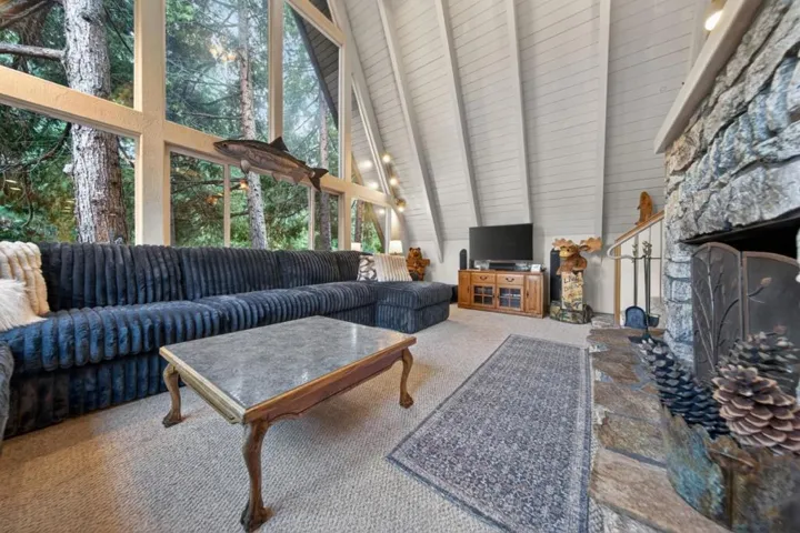 458 Peninsula Drive, Westwood, California 96137
