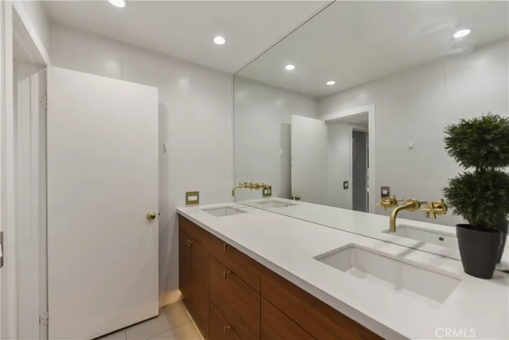 53 Oxford 14, Irvine, California 92612