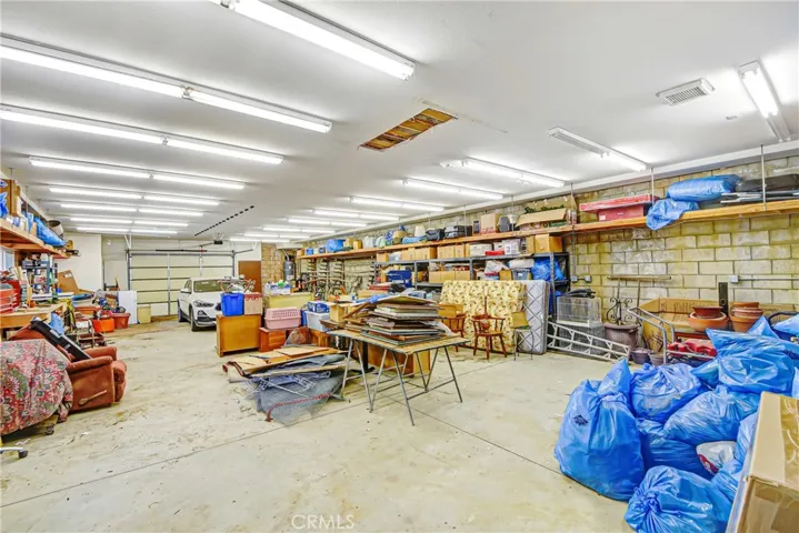 8-9 car garage