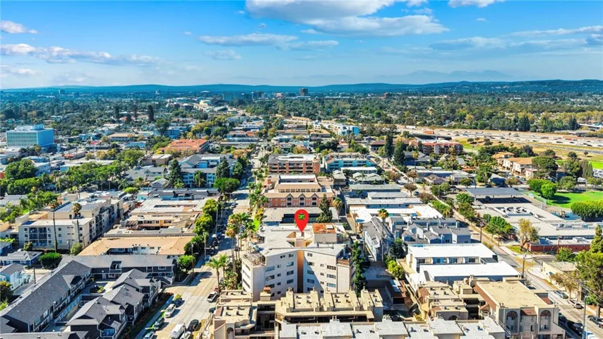 Walking distance to Downtown Santa Ana