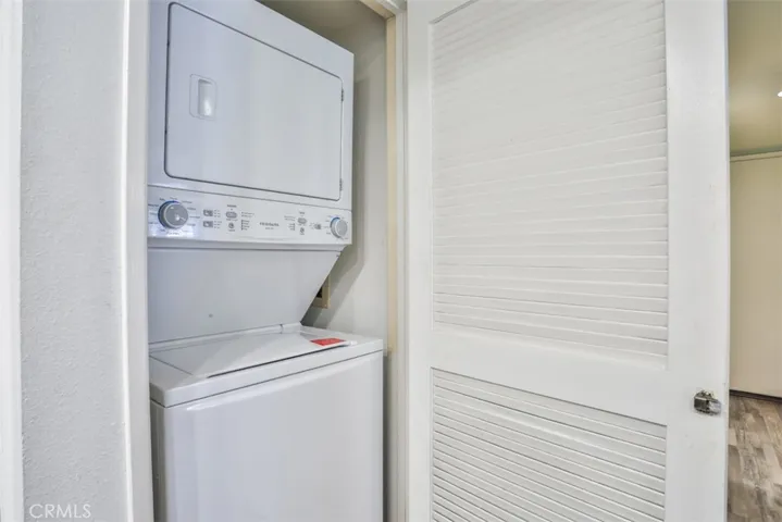 Washer/Dryer included.