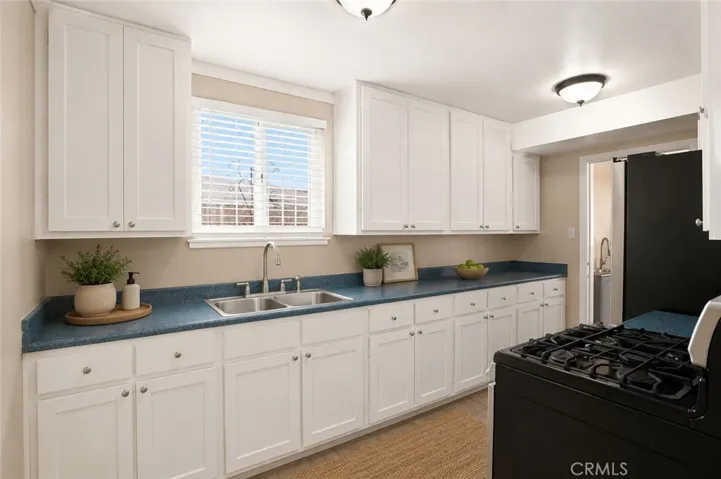 Kitchen (Virtually staged)