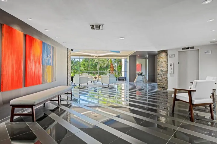 Lobby Elevator 899 Building