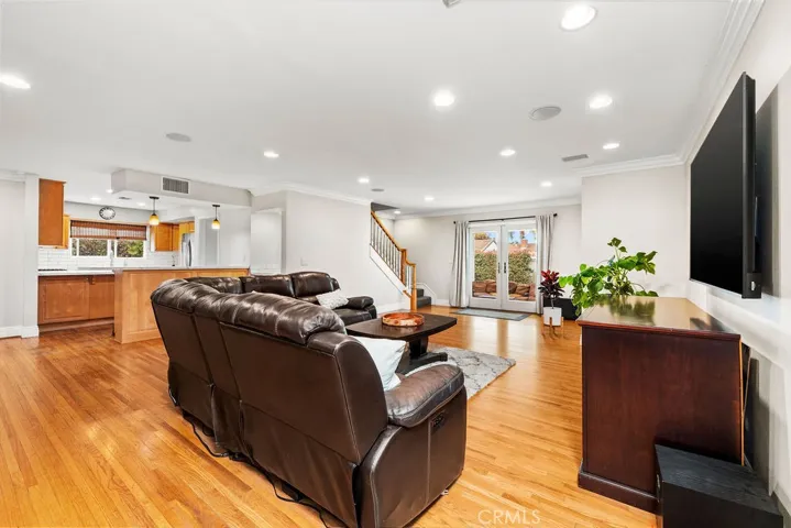 Livingroom with wired surround sound