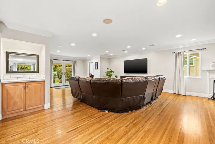 Livingroom with wired surround sound
