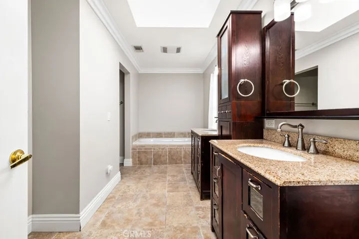 Master Bath with dual vanities and Jacuzzi tub