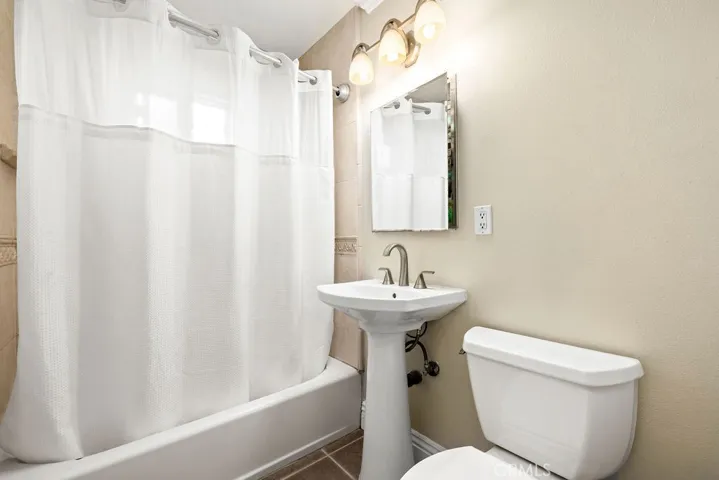 !st Floor Full Bathroom with tub/shower