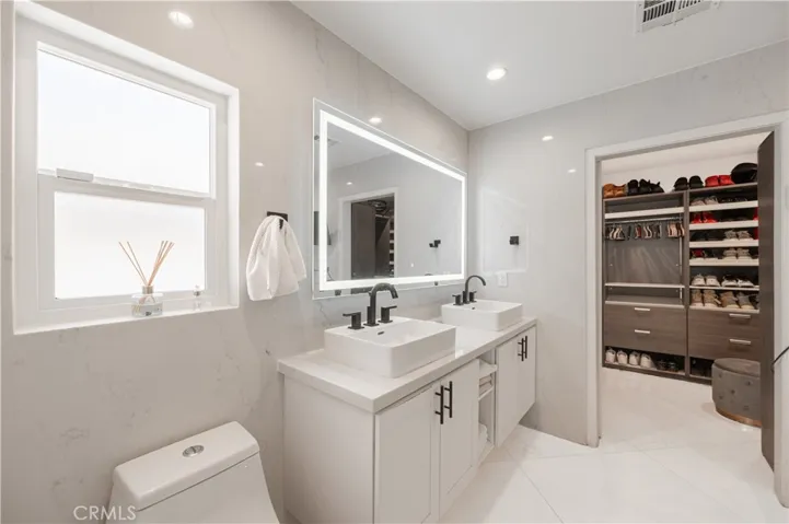 12521 Stagg Street, North Hollywood, California 91605