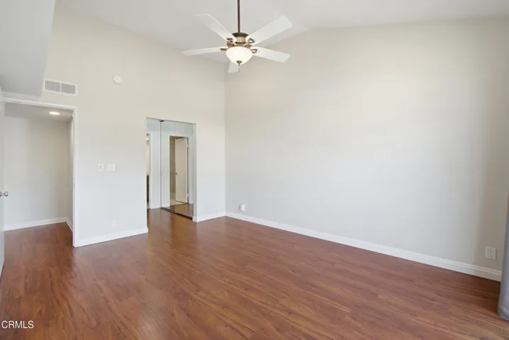 23_bedroom