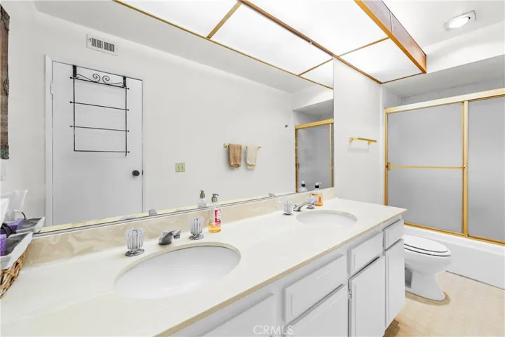 Large bathroom double sinks, tub, shower